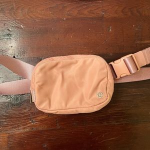 Lululemon Everywhere belt bag